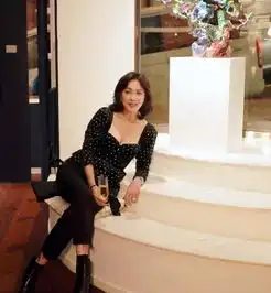 刘嘉玲不服老,穿一字肩连衣裙嫩过小姑娘
