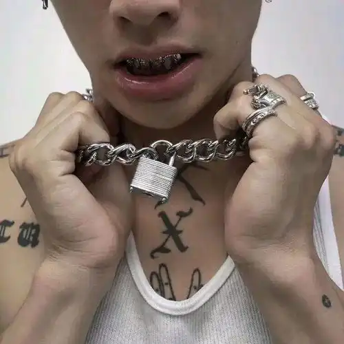 有没有反映内心挣扎痛苦的头像,不那么恐怖的
