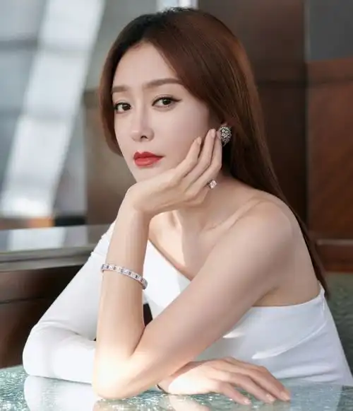 戏里风情万种,戏外不婚主义,43岁的秦岚才是娱圈真清醒
