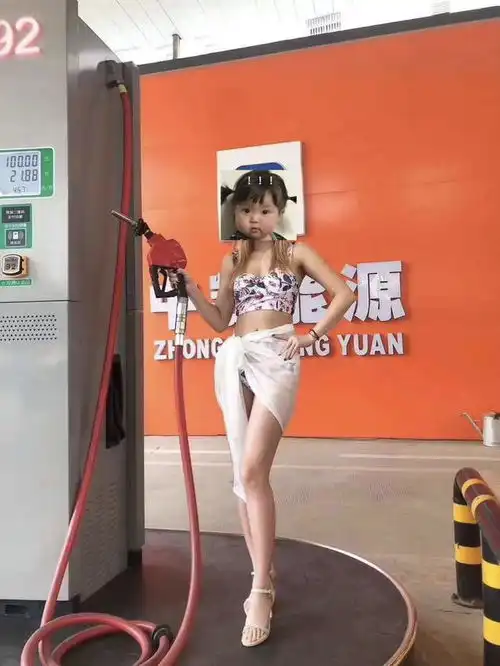 加油站让女模特穿比基尼搞促销想看美女加1元,方式引中石化吐槽

