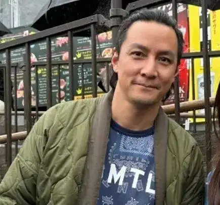 吴彦祖日本被偶遇皮肤黝黑脱发严重似大叔,穿衣朴素被嘲太落魄
