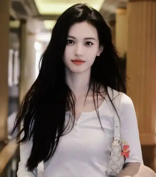 成都这一夜,女明星个个风情万种,白鹿妩媚,倪妮干净,00后崛起
