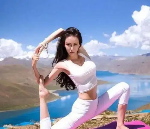 她被称瑜伽教母,被成龙捧成最美龙女郎,如今走向人生巅峰
