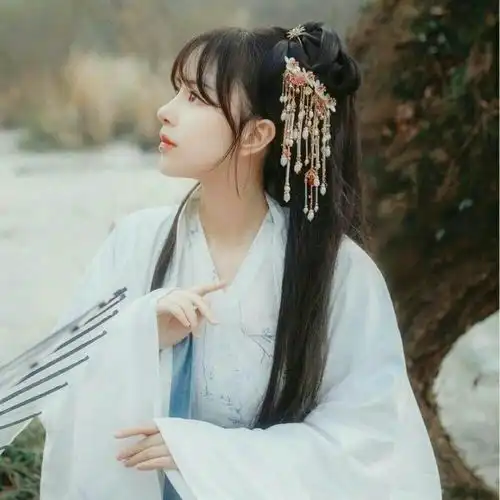 唯美古风文案公子眼中有日月星辰,山川草木,不知可否多一个我
