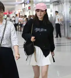 杨幂酷暑穿高领毛衣,周冬雨穿夹棉风衣,反季节穿衣就服这些明星
