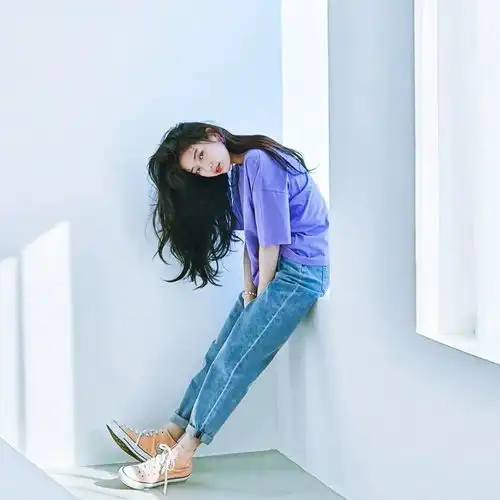 国民初恋秀智大片出炉,红皮衣配卷发风情万种,晋升国民情人
