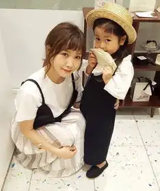 日本4岁小萝莉走红ins,衣品和angelababy有一拼养女儿就要这样穿
