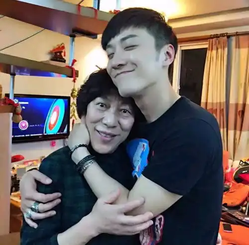 乔任梁母亲外貌被恶评,还被说不想儿子,这一刻我看到了人性的恶
