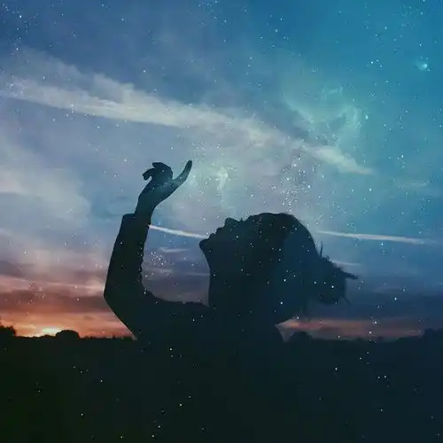 心里委屈压抑憋屈的伤感句子,特别扎心,让人哭红了眼
