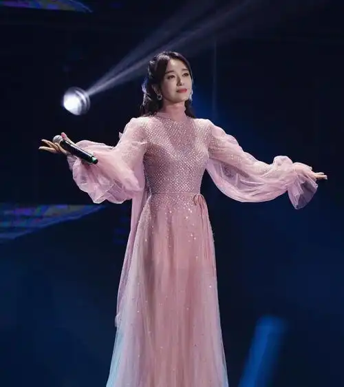 40岁秦岚温婉动人,一袭粉色长纱裙仙气飘飘,美如画中人
