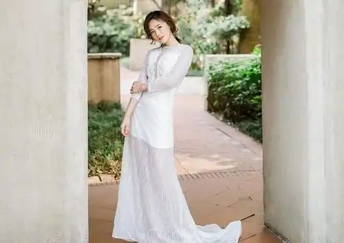 美女白色连衣裙既美又显身材,配上奶白色外套,时尚又美丽
