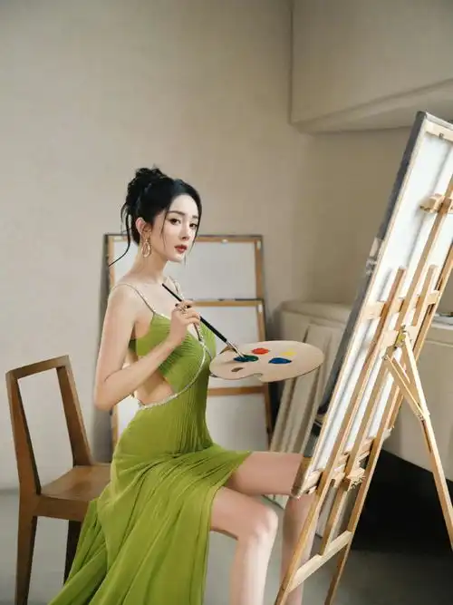 杨幂还是那么敢穿,掐腰裙风情万种,曲线柴而不瘦很风韵
