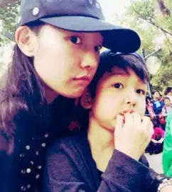 白百何飞机上为儿子涂明信片落地寄给元宝
