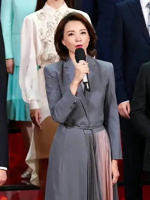 再次强调,中年女人要多穿显贵色,提升气质不说,还很减龄
