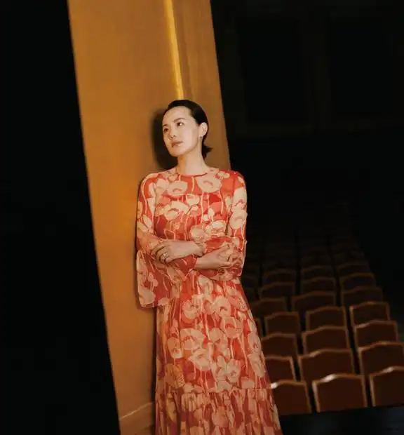 50岁之后女人要有气质才好看,自然老去的咏梅穿衣简单也优雅
