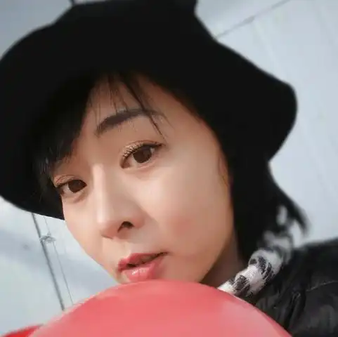 妹妹当红演员,而姐姐被称春晚姐姐,却很少有人知道两人是亲姐妹
