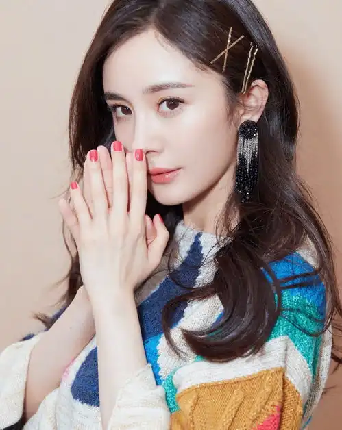 杨幂的身材又火了,33岁大长腿小蛮腰一样超好,不像1娃的妈
