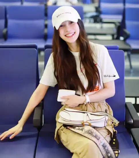 奢侈品鉴定angelababy同款巴黎世家帽子真假,几个细节轻松搞定
