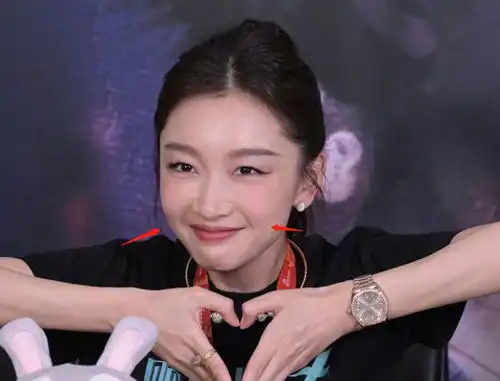 周冬雨扫楼生图变样,脸部僵硬还撞脸倪妮,疑似填充过度不自然
