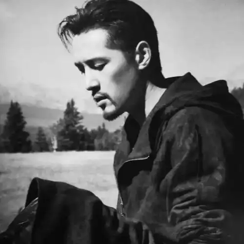 消失五年后,他一回归居然演了这个
