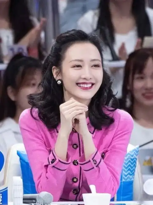 王鸥穿玫粉上衣气质好配麻豆卷发太娇俏,画报美人名不虚传
