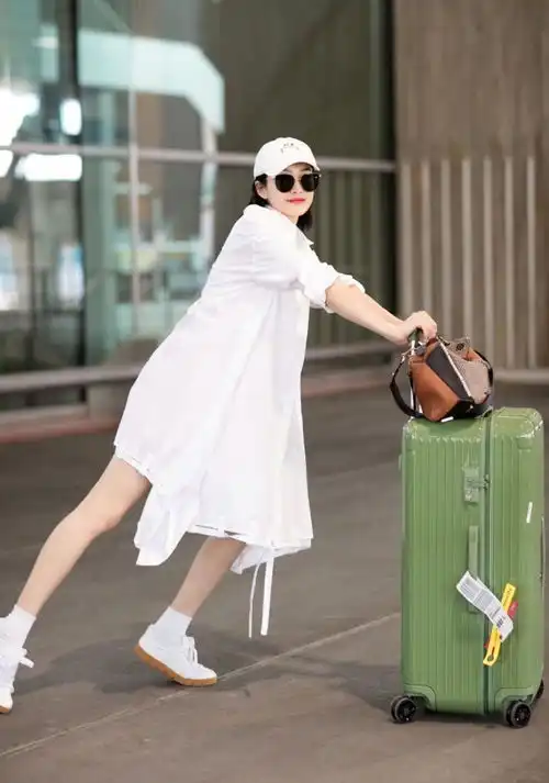 学宋茜凹白色衬衫连衣裙,心情也会跟着美美哒
