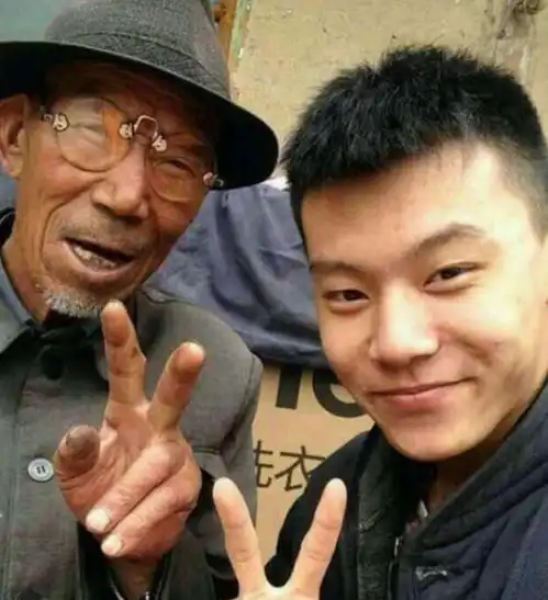 6年前,他与农村丫头互换生活30天,6年后他替生病去世的丫头尽孝
