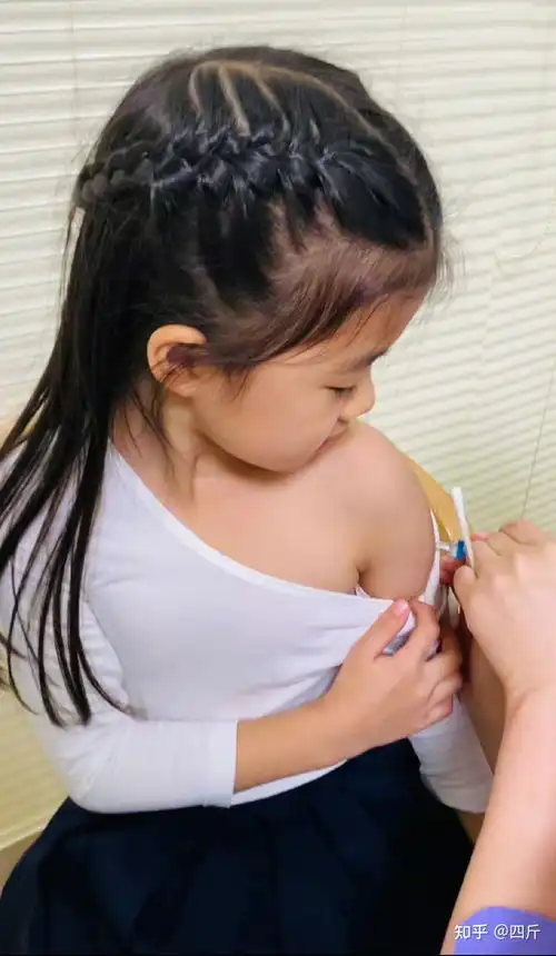 章子怡晒女儿打针照片,女孩注视针头很勇敢,基因强大颜值随妈妈
