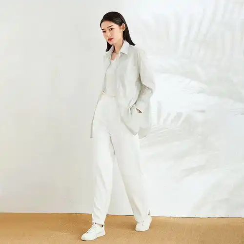 杨幂一双回力鞋搭配n套衣服,终于知道她为啥是带货女王了
