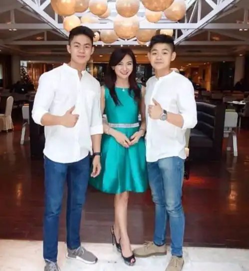 逆天了50岁的她身材火辣,颜值完爆19岁少女,老公却悲剧了
