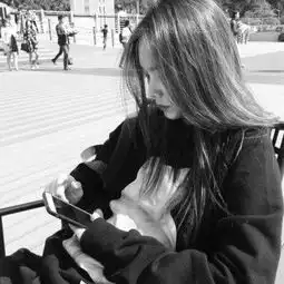 qq头像黑白女生冷酷孤独爱而不得最心酸了吧
