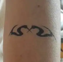 这是哪个名人刻的纹身图案
