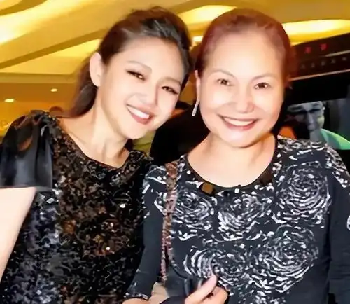 s妈更换哭泣者头像,白发人送黑发人的丧女之痛
