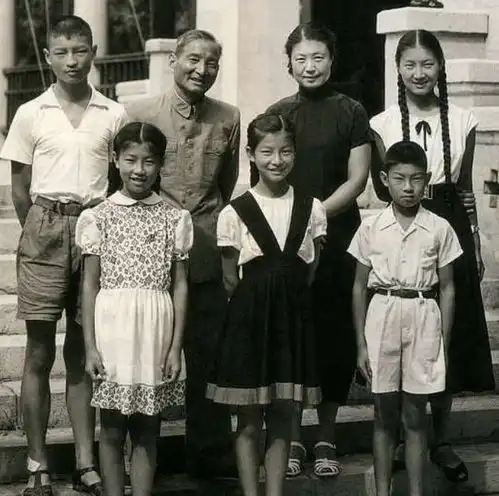 陈云为儿子举办婚礼,只买了两包烟一包糖,陈云你们没意见吧
