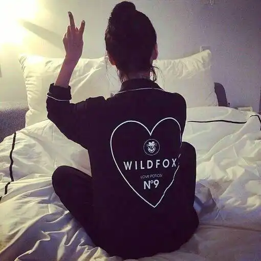 qq头像女生坐在地上盘腿交叉坐姿的女人
