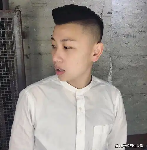 男生夏天别乱剪发型,试试这4款两边铲光发型,干净又帅气
