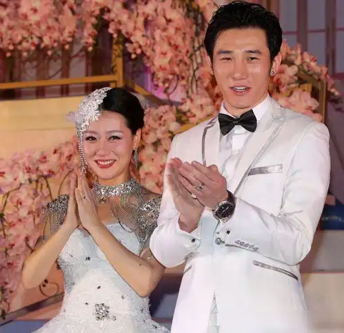 巅峰时奉子成婚,老公被爆料与男星暧昧,如今又无辜翻车
