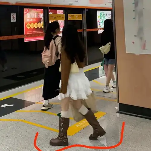 一张女大学生背影对比图,看清穷养和富养的差距,引来近千人点赞
