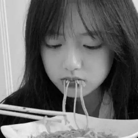 超奈斯的女头像黑白,青涩时光走向白发苍苍
