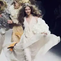 时隔两年她依旧是维密宠儿,奚梦瑶摔倒也抢不走风头台下的她证明女人最好的投资是自己
