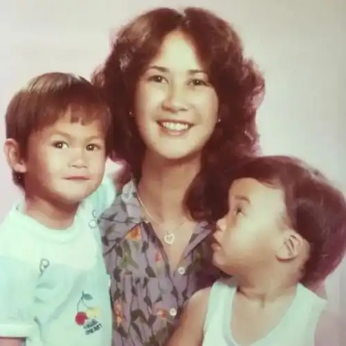 组图许冠杰混血小孙女曝光大眼睛圆脸激萌颜值超高
