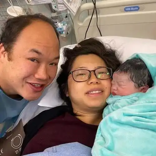 组图71岁许冠杰喜迎首个孙女出世三代同堂混血孙子超帅气
