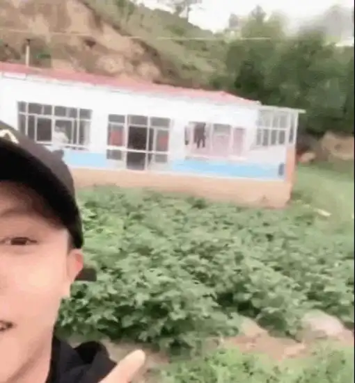 变形计6年后,和爷爷相依为命的丫头去世,富二代做法太暖心
