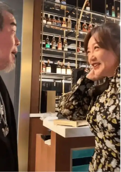 43岁哈妹现身酒吧,与有钱大叔拥抱暧昧,举手投足风情万种
