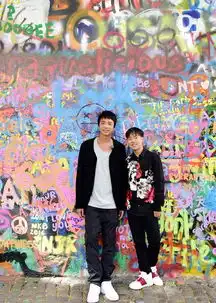 信应战高空跳伞好兄弟交换礼物温馨感人
