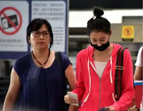 关晓彤的妈妈才是真的美,私下穿的比姑娘低调,却有一种贵气感
