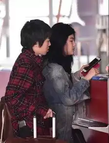 刚满20的窦靖童靠超强朋友圈在娱乐界混,为周迅庆生,和赵薇贴脸自拍
