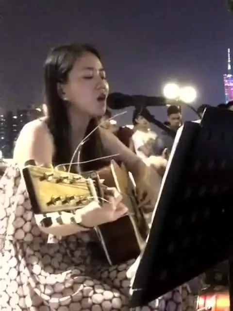 美女街头吉他忘情弹唱,演唱会的感觉
