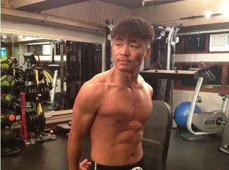 彭于晏这是我的腹肌,郭富城这是我的,王宝强敢和我比吗
