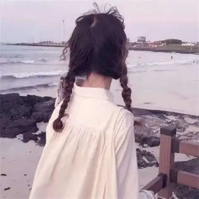 满头长发增加了美感,大气qq背影头像女生
